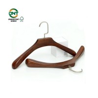 Brand store showing ganchos de ropa en madera hanger clothes in wood